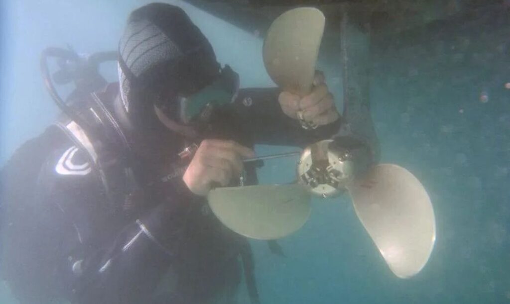 Propeller Polishing in Pipavav Improving Vessel Efficiency 2 Propeller Polishing in Pipavav: Improving Vessel Efficiency Below the Waterline