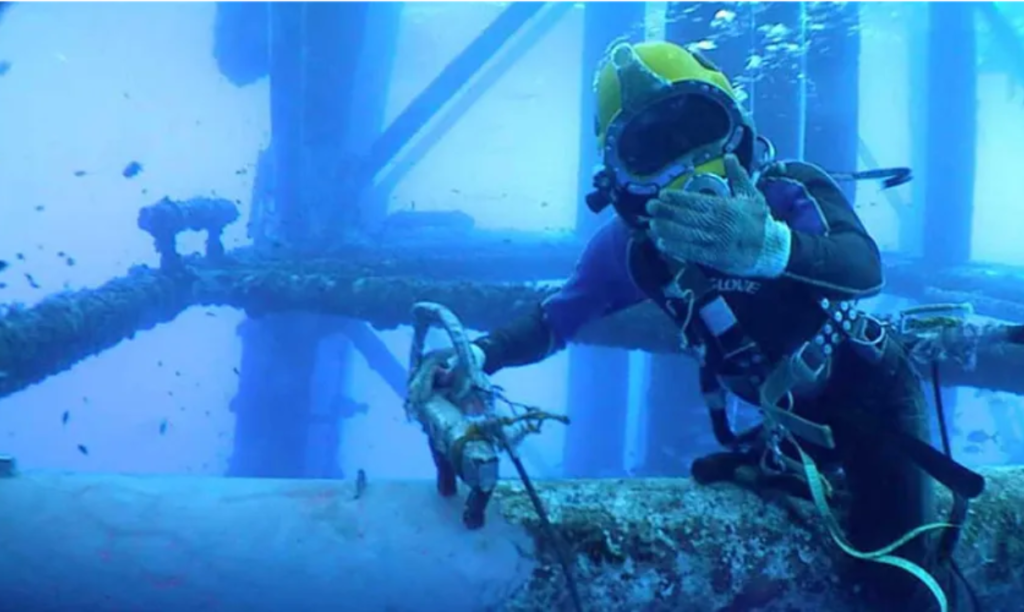 Ship hull biofouling removal in Mundra Port for improved vessel performance
